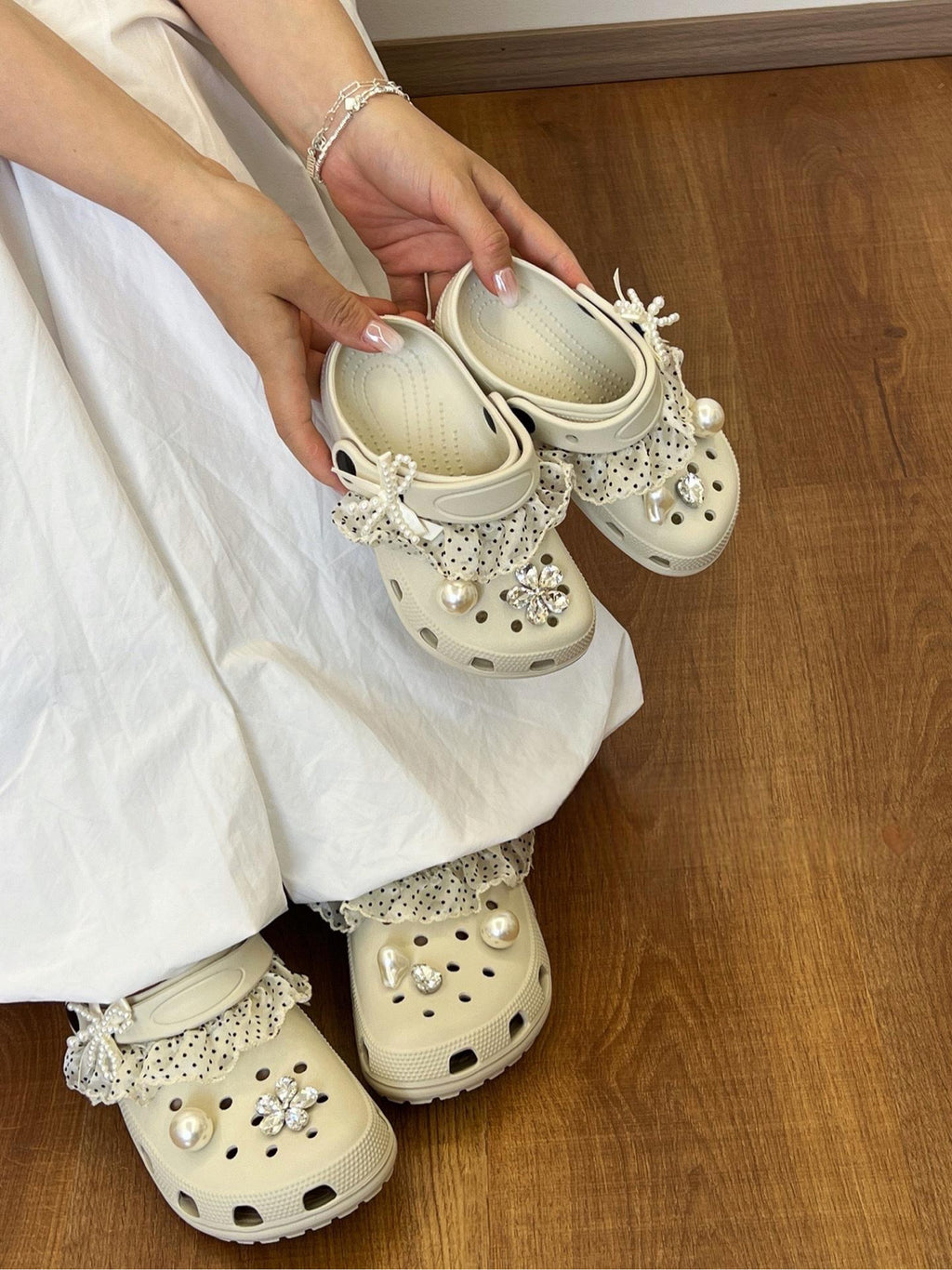 【26-37碼】2色超美～韓版珍珠波點花邊洞洞鞋
