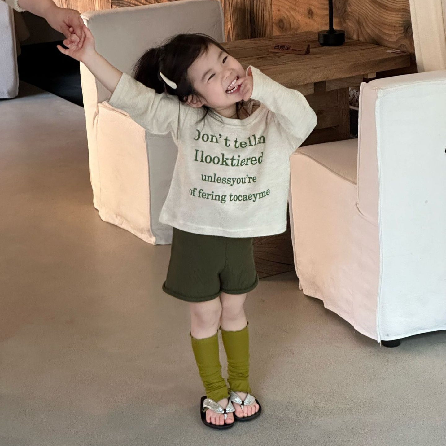 【90-140cm】慵懶風字母T | 綠色短褲