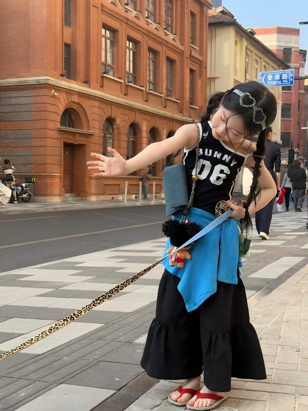 【90-140cm】設計感拼接斜肩背心 寬鬆襯衣