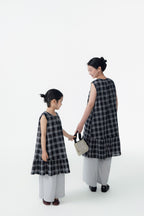 【90-150cm / F】【親子裝】日系荷葉邊黑灰格背心裙
