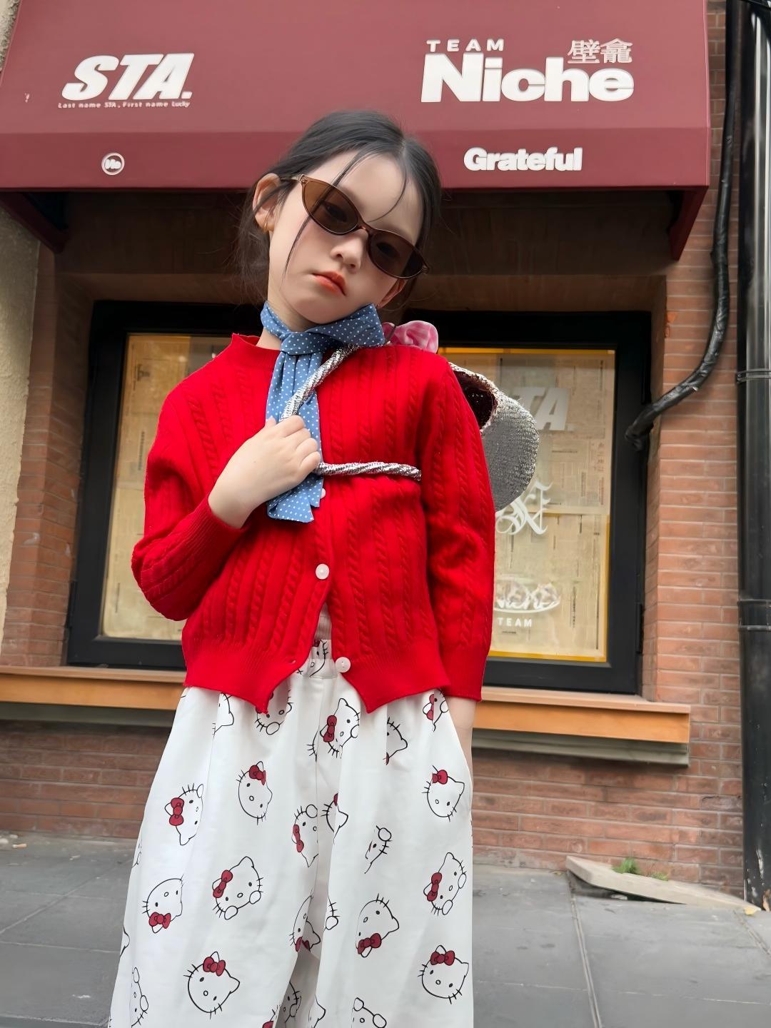 【90-140cm】麻花針織開衫 | KT休閒褲